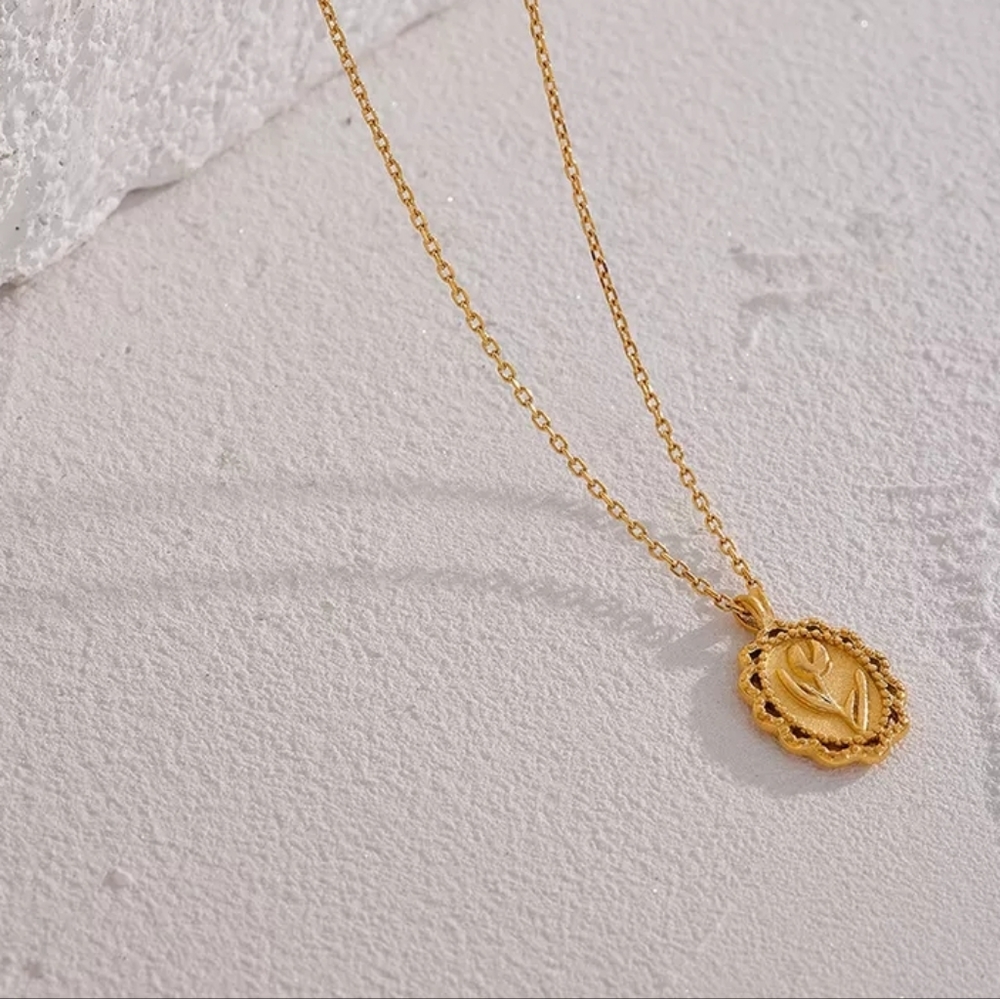 Pretty Flower Pendant Necklace - Picture 1 of 6